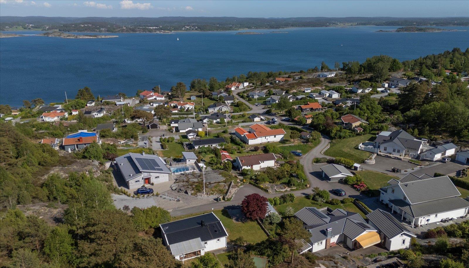 Vackert belägen fastighet med storslagen utsikt!