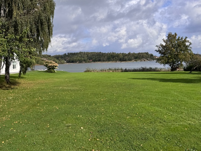 Enplanshus nära bad och båtliv!