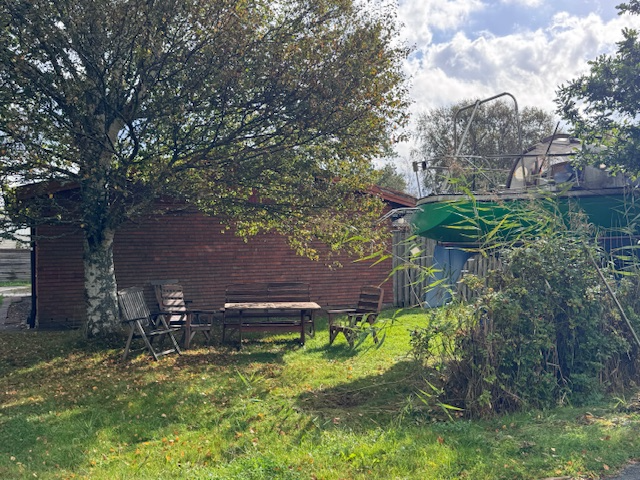 Enplanshus nära bad och båtliv!