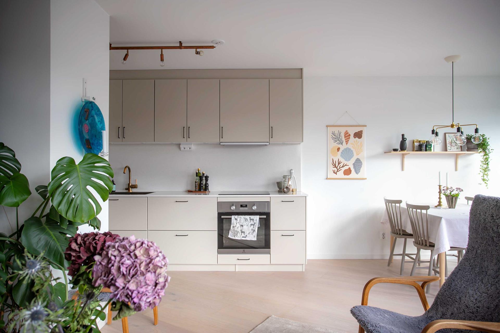 Ljus och elegant tvåa med solig balkong i Sävedalen!