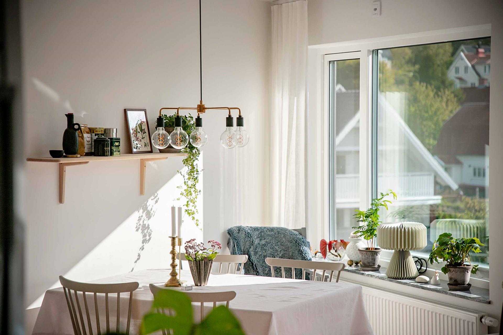 Ljus och elegant tvåa med solig balkong i Sävedalen!