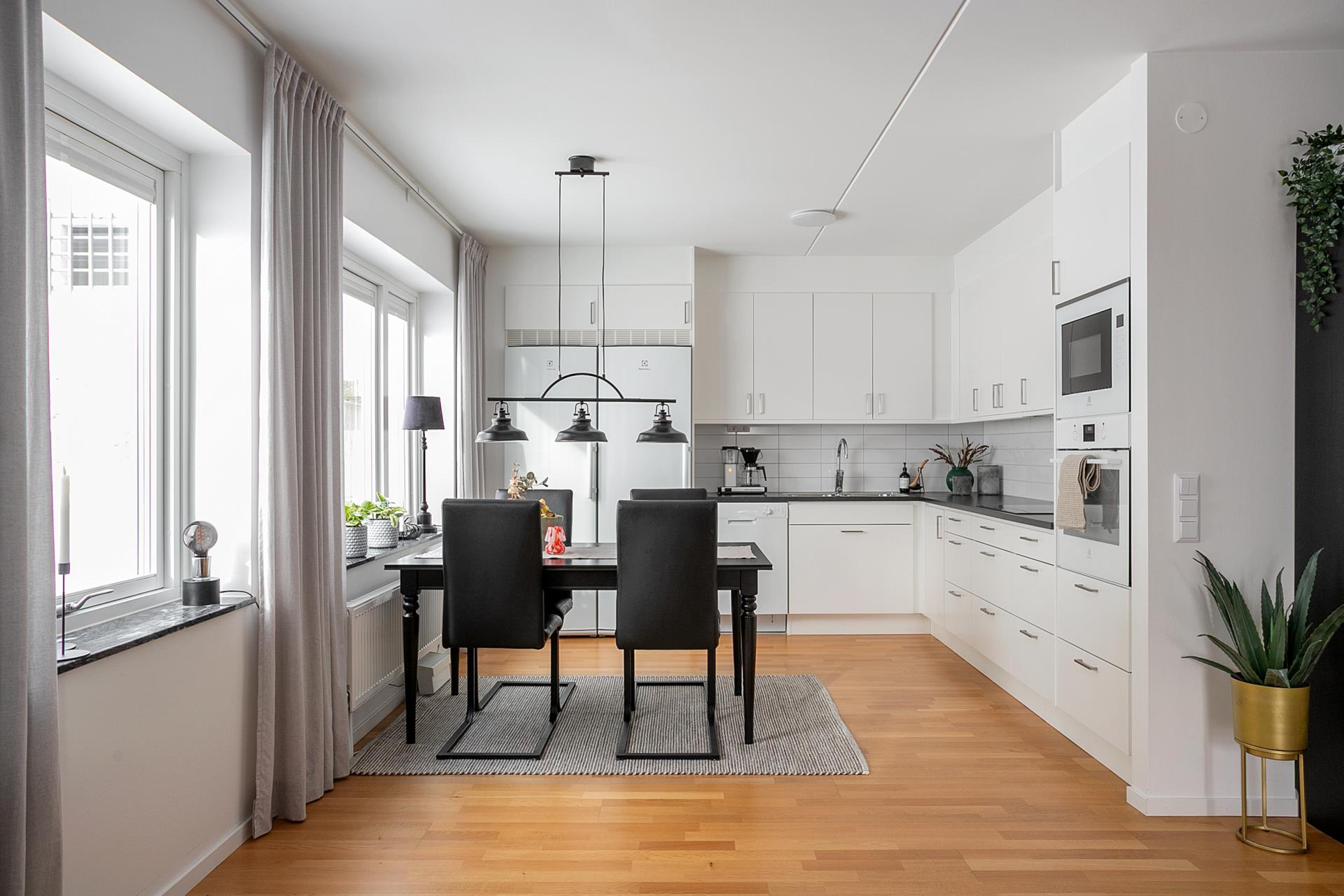 Stilren trea med havsutsikt, hörnläge och privat livskvalitet!