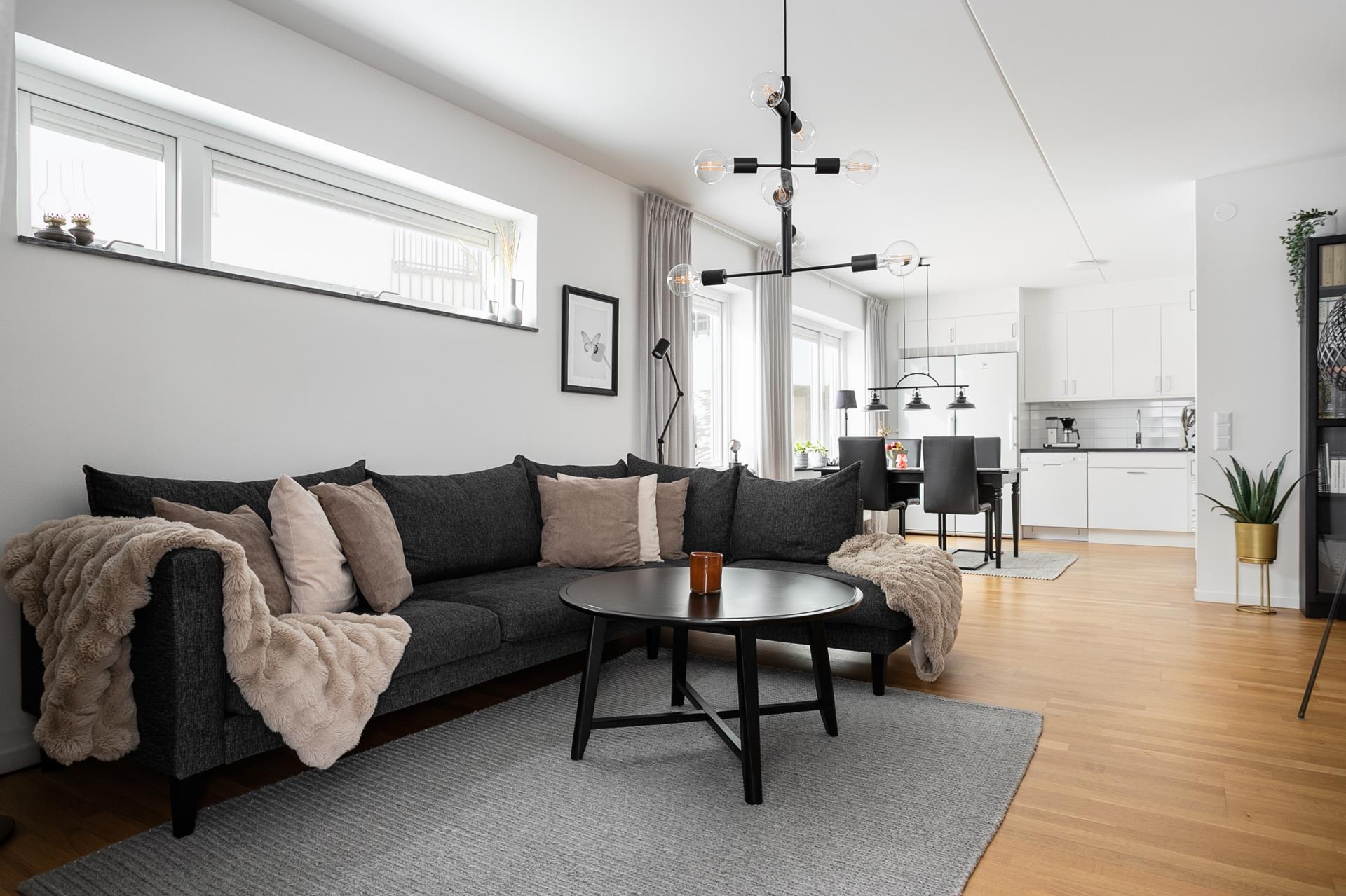 Stilren trea med havsutsikt, hörnläge och privat livskvalitet!