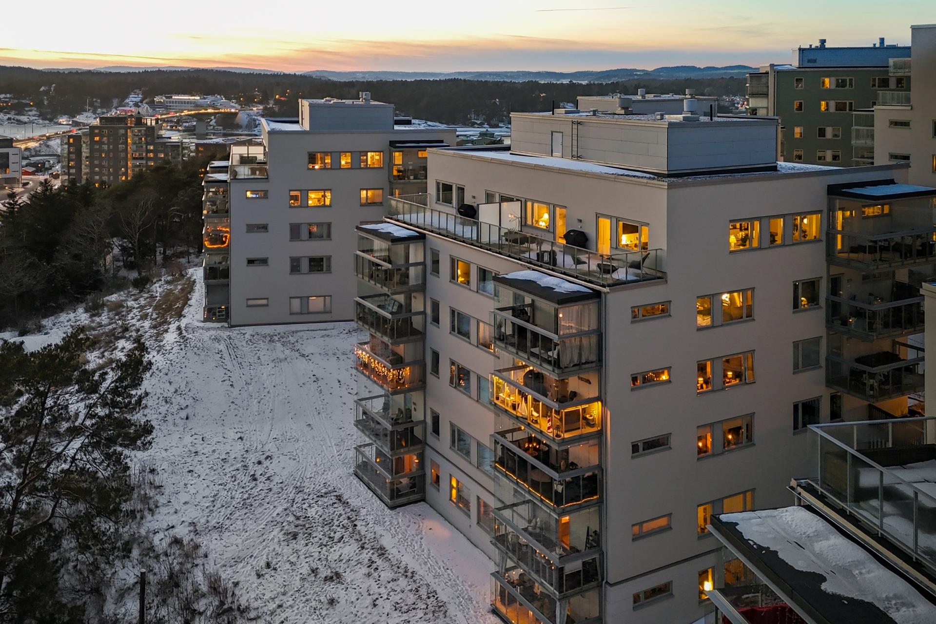 Stilren trea med havsutsikt, hörnläge och privat livskvalitet!