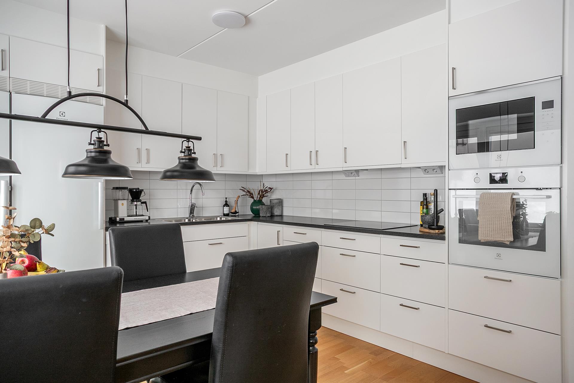 Stilren trea med havsutsikt, hörnläge och privat livskvalitet!