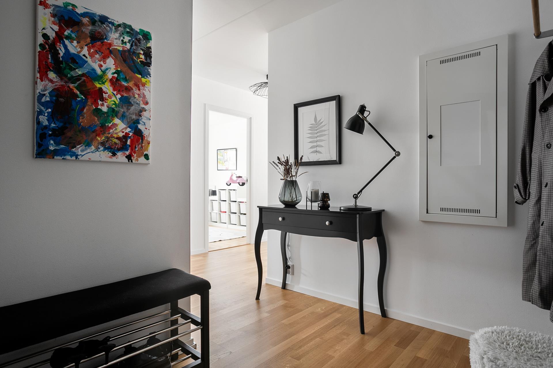 Stilren trea med havsutsikt, hörnläge och privat livskvalitet!