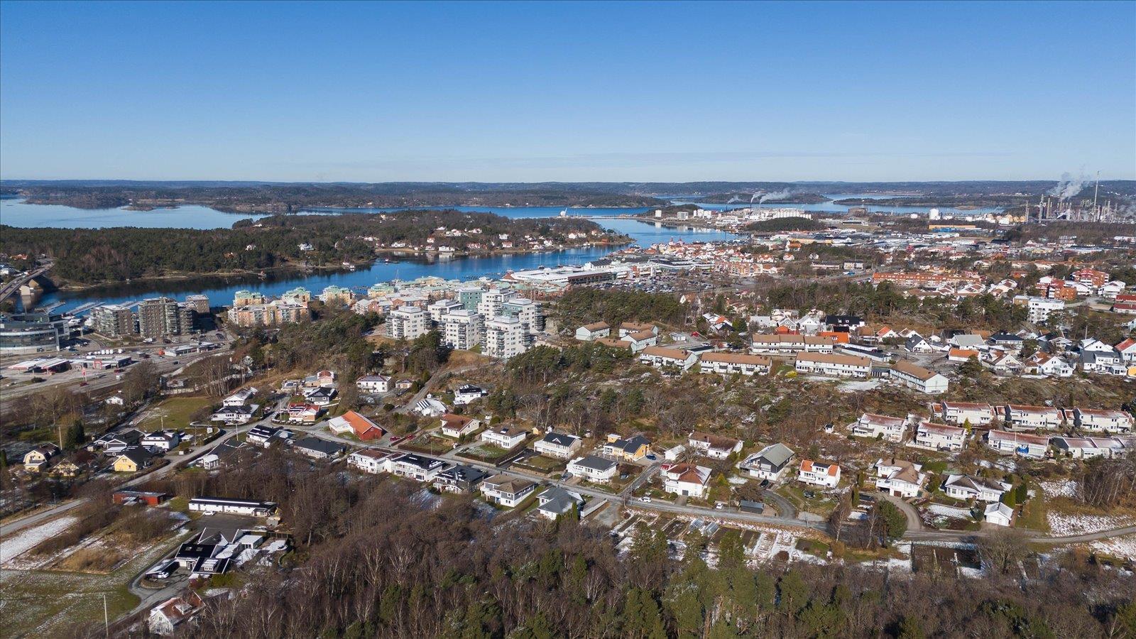 Stilren trea med havsutsikt, hörnläge och privat livskvalitet!