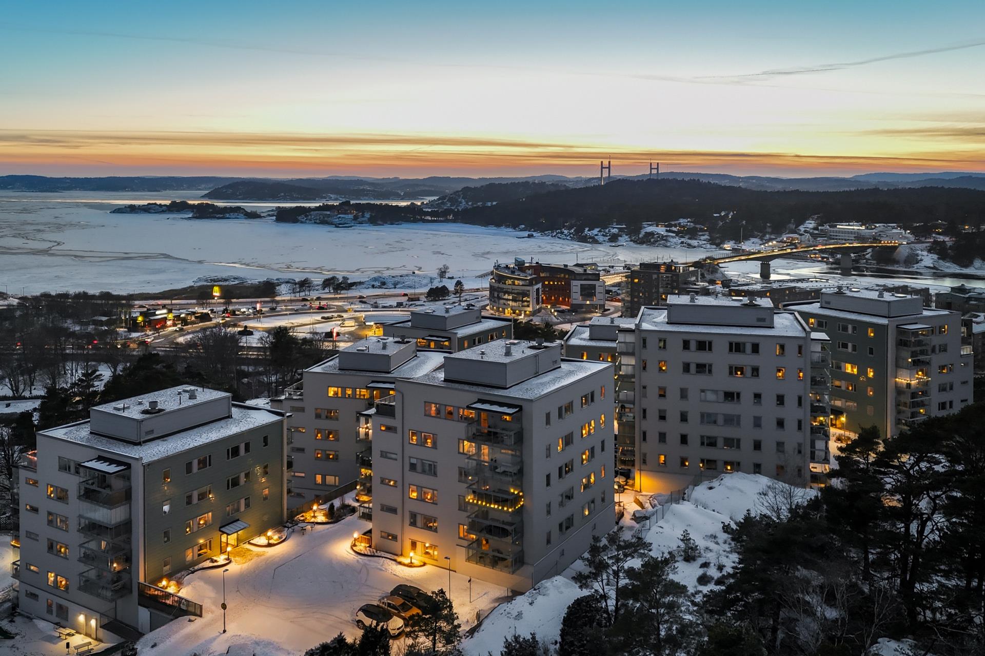 Stilren trea med havsutsikt, hörnläge och privat livskvalitet!