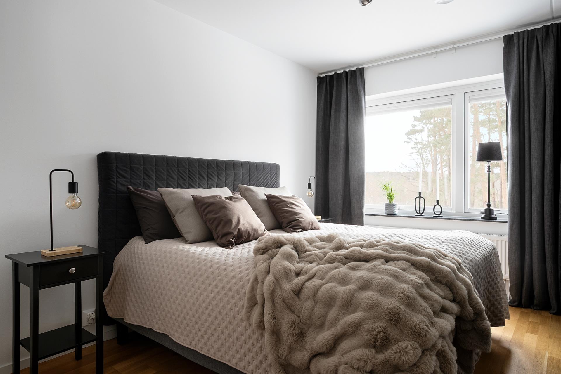 Stilren trea med havsutsikt, hörnläge och privat livskvalitet!