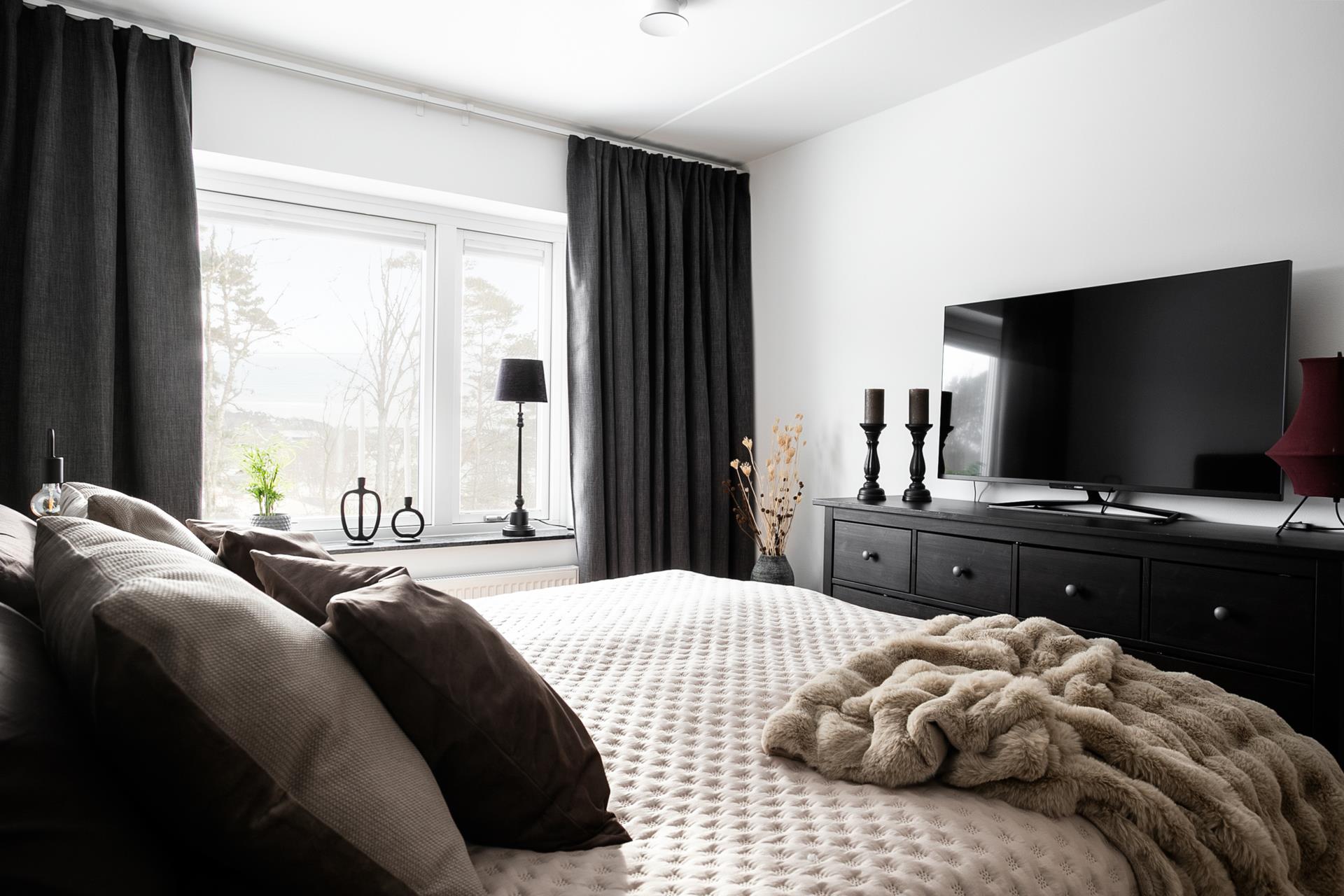 Stilren trea med havsutsikt, hörnläge och privat livskvalitet!