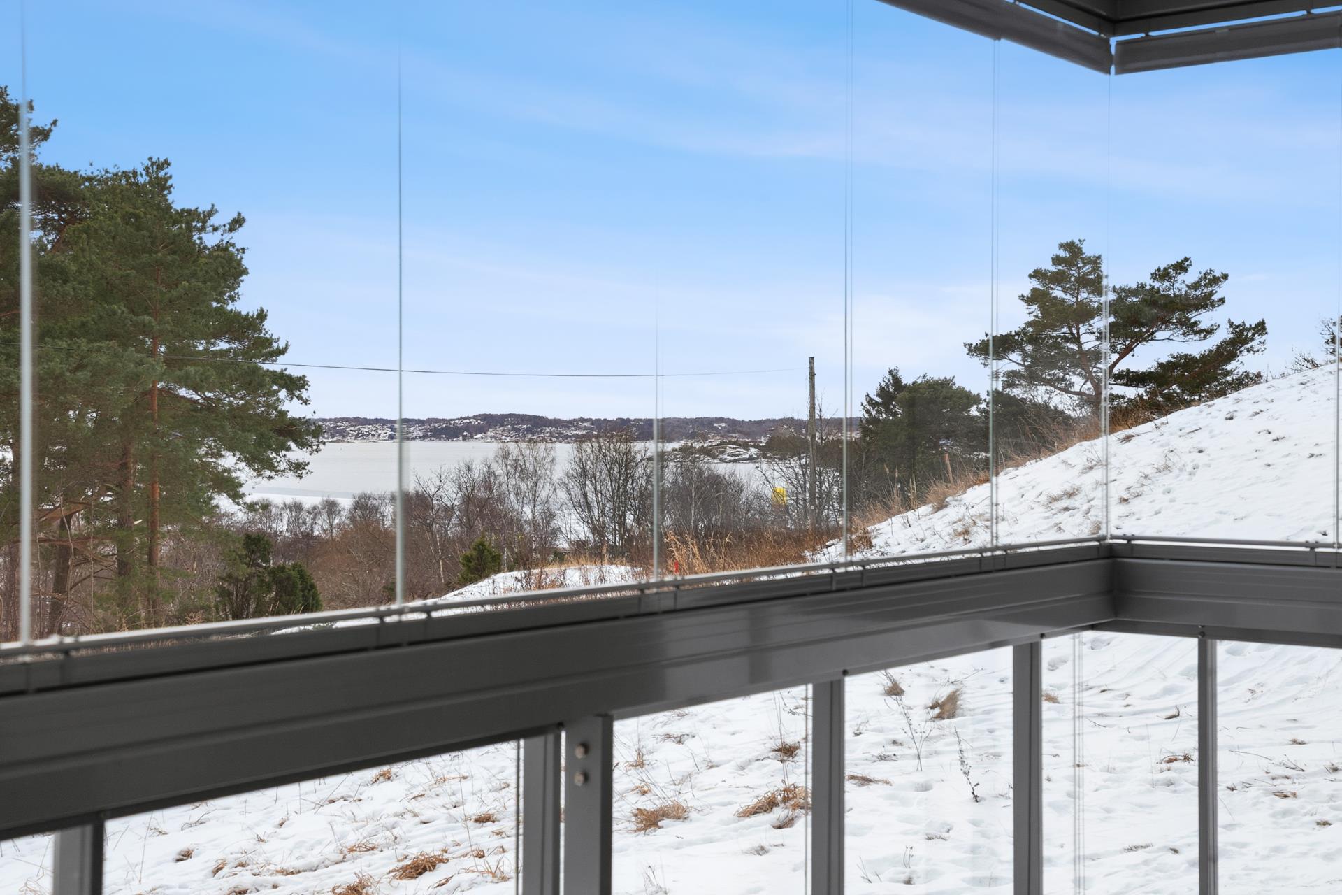 Stilren trea med havsutsikt, hörnläge och privat livskvalitet!