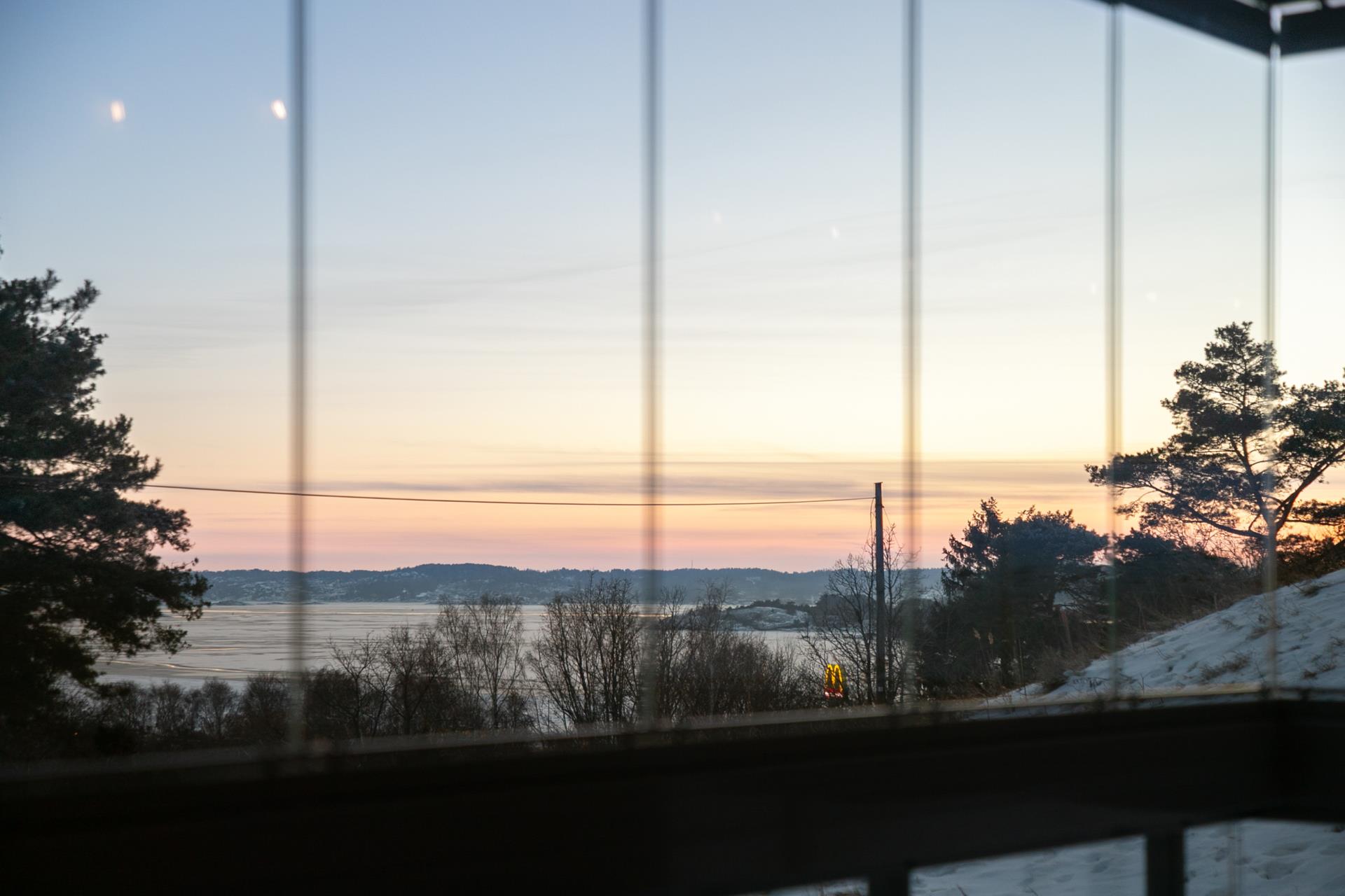 Stilren trea med havsutsikt, hörnläge och privat livskvalitet!