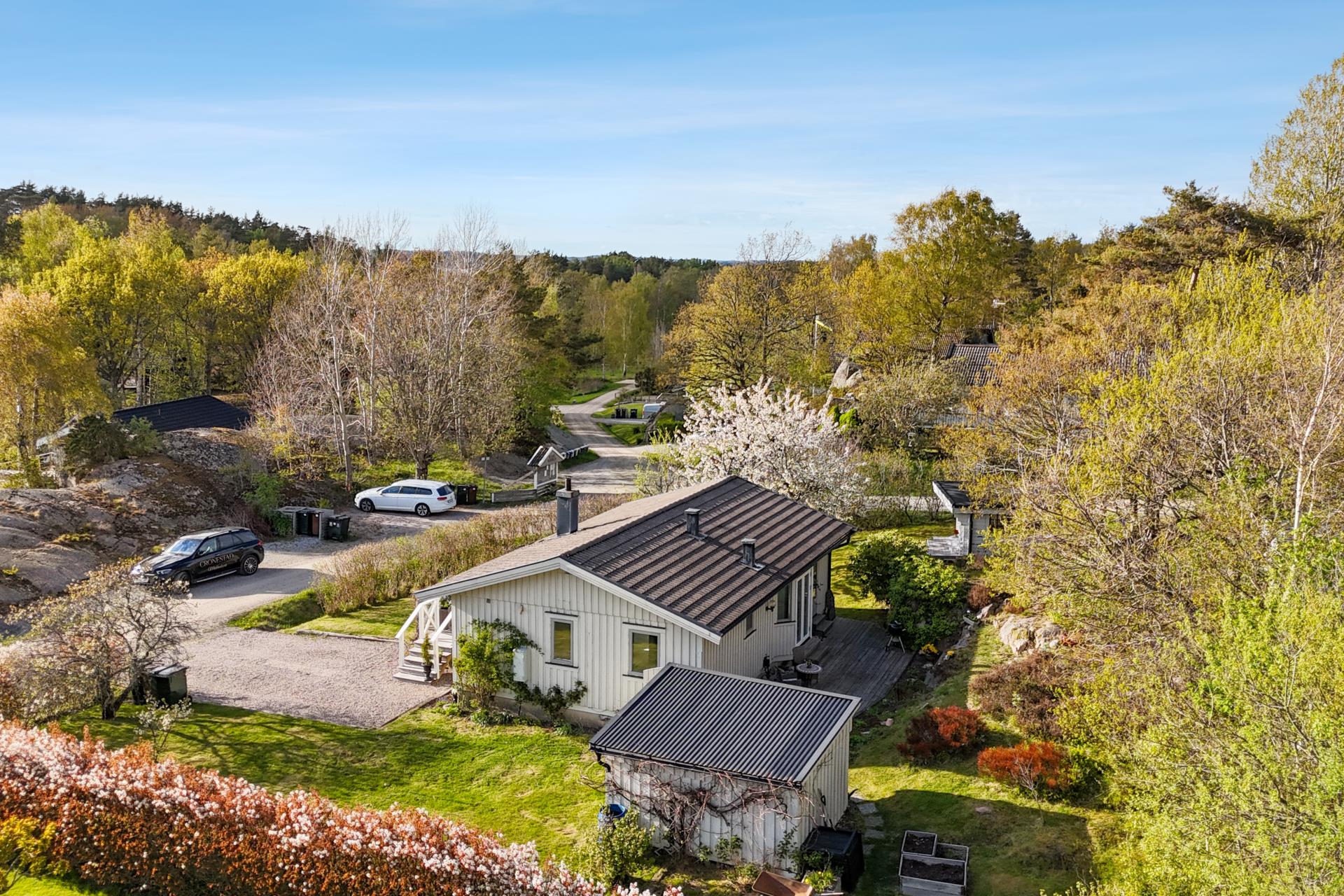 Ett eget litet paradis -med havsnära läge och drömmig trädgård.
