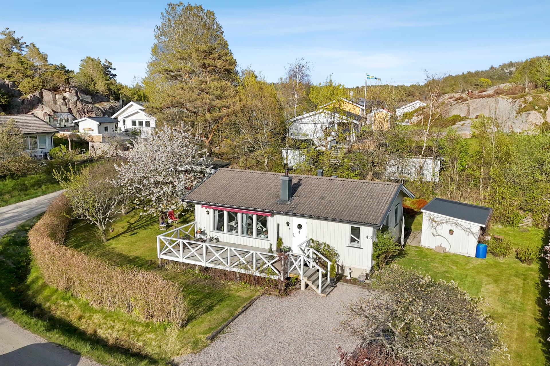 Ett eget litet paradis -med havsnära läge och drömmig trädgård.