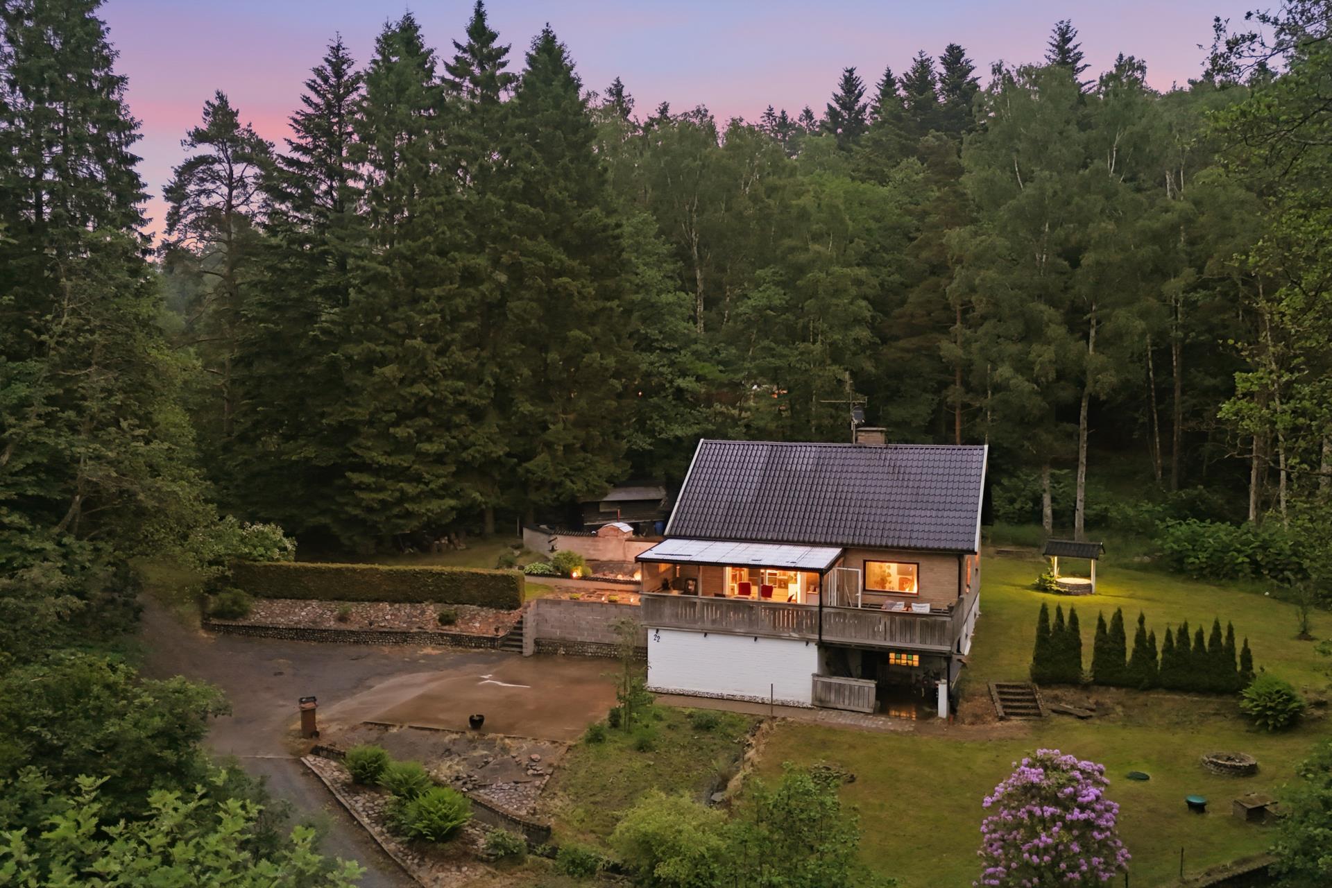 Charmig villa med pool, poolhus och stor trädgård i naturnära idyll!