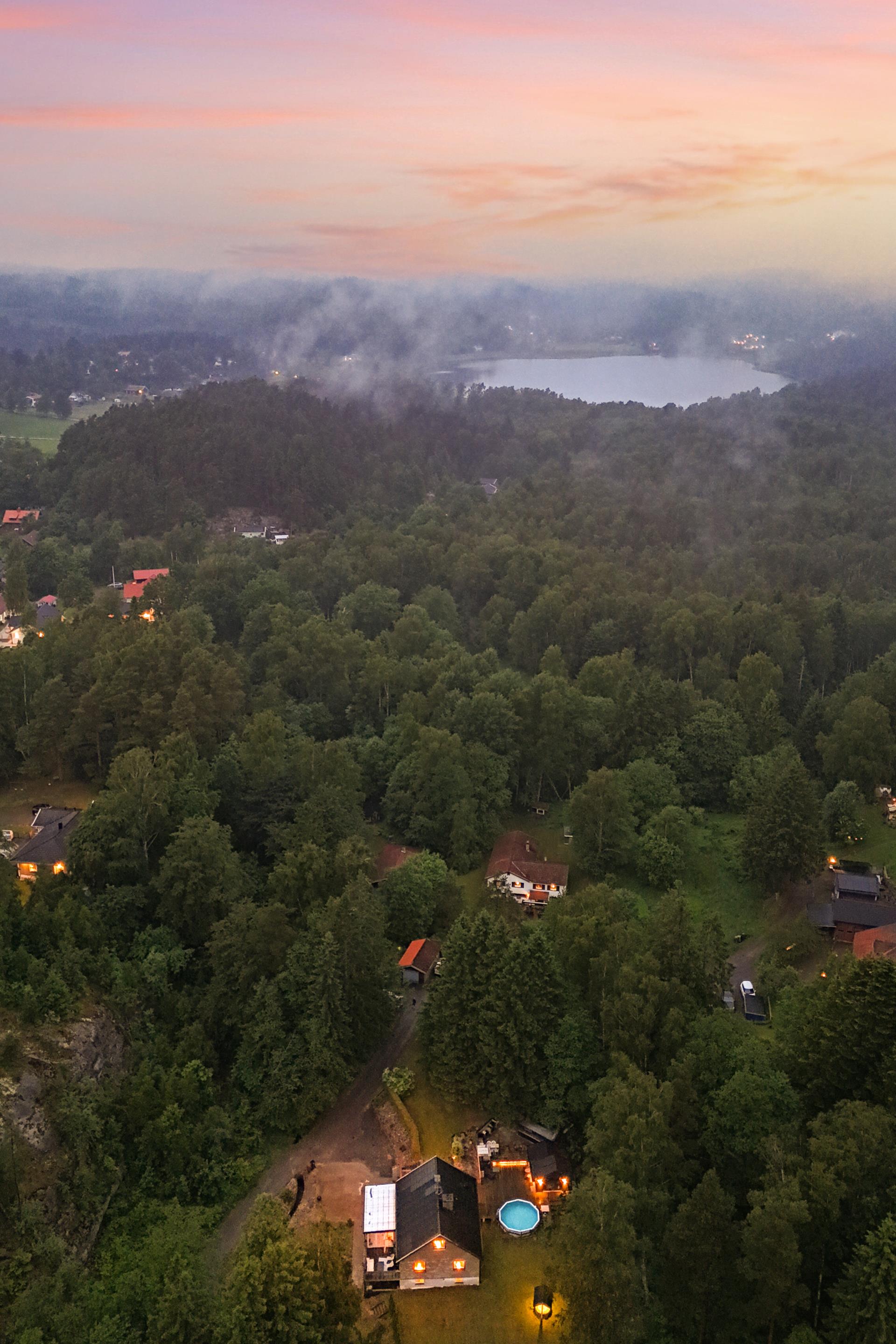 Charmig villa med pool, poolhus och stor trädgård i naturnära idyll!