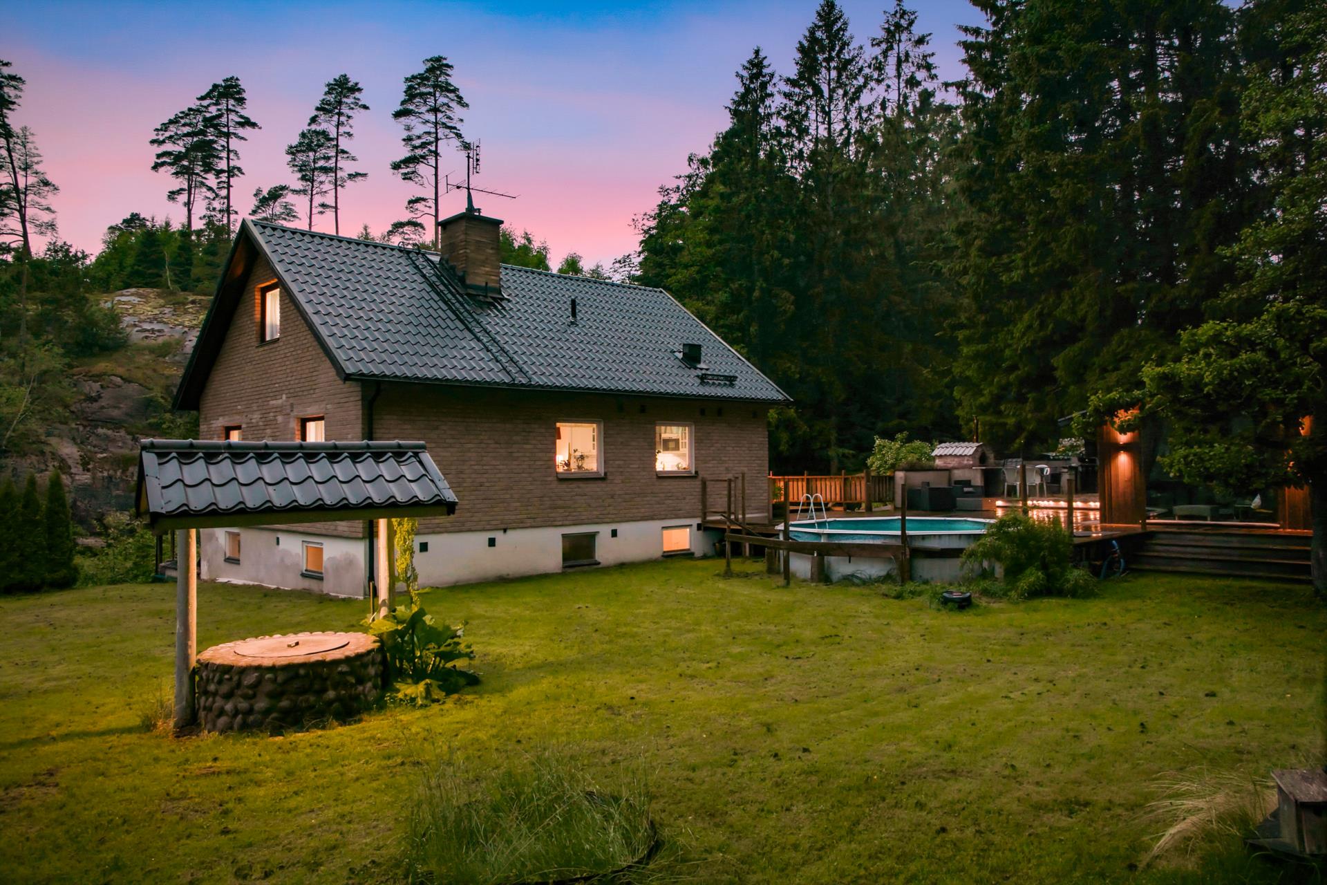 Charmig villa med pool, poolhus och stor trädgård i naturnära idyll!