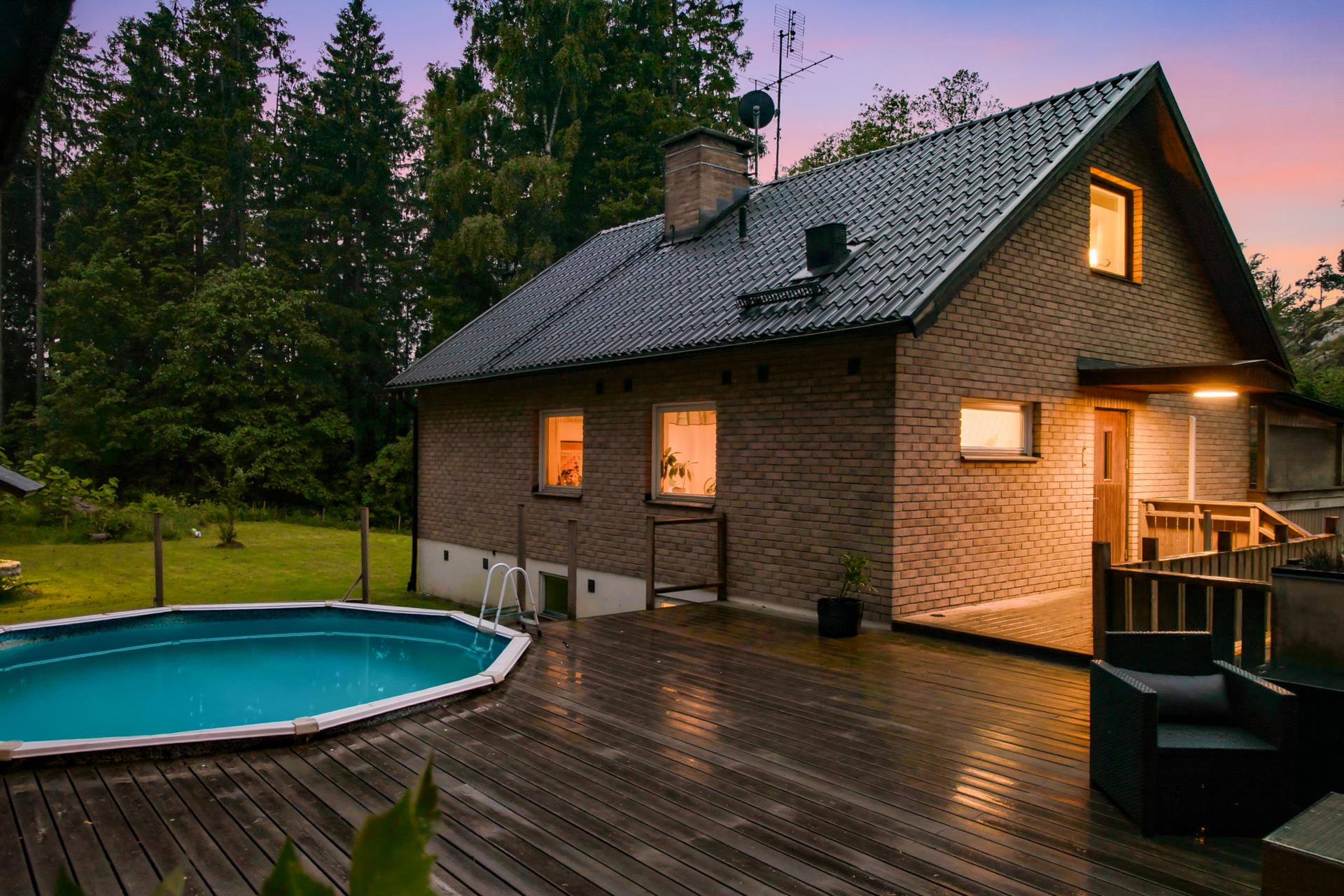 Charmig villa med pool, poolhus och stor trädgård i naturnära idyll!