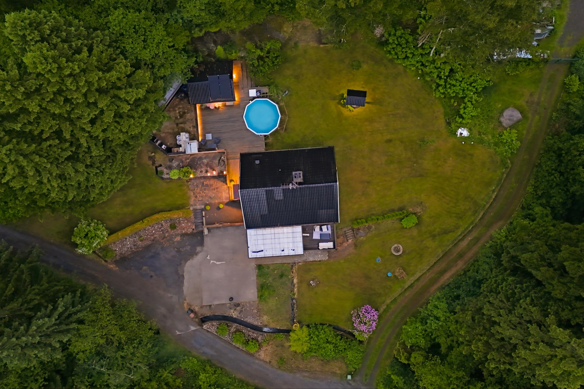 Charmig villa med pool, poolhus och stor trädgård i naturnära idyll!